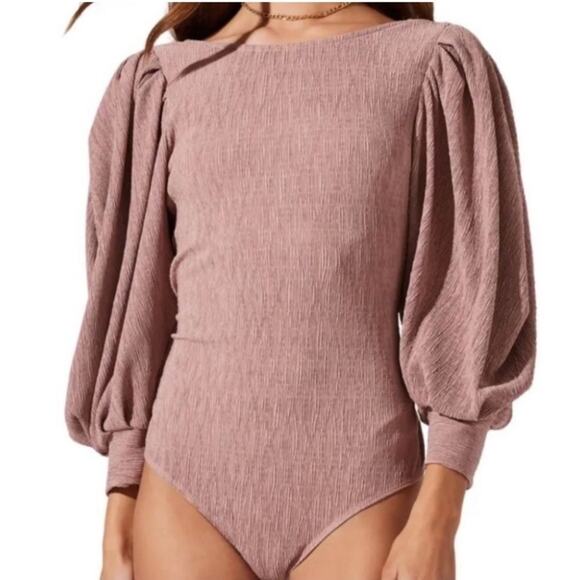 ASTR The Label | Balloon Sleeve Scoop Open Back Bodysuit Textured Pink Medium - Picture 2 of 8